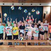 Edwin Unterweger bringt den Viertklässlern Volleyball bei